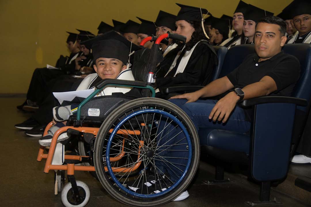 Imagen La voluntad de acero venció a la enfermedad de los huesos de cristal SENTADOS