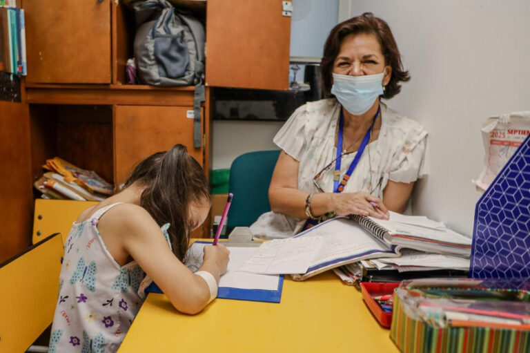 Imagen aula escolar del Hospital General de Medellín (4)