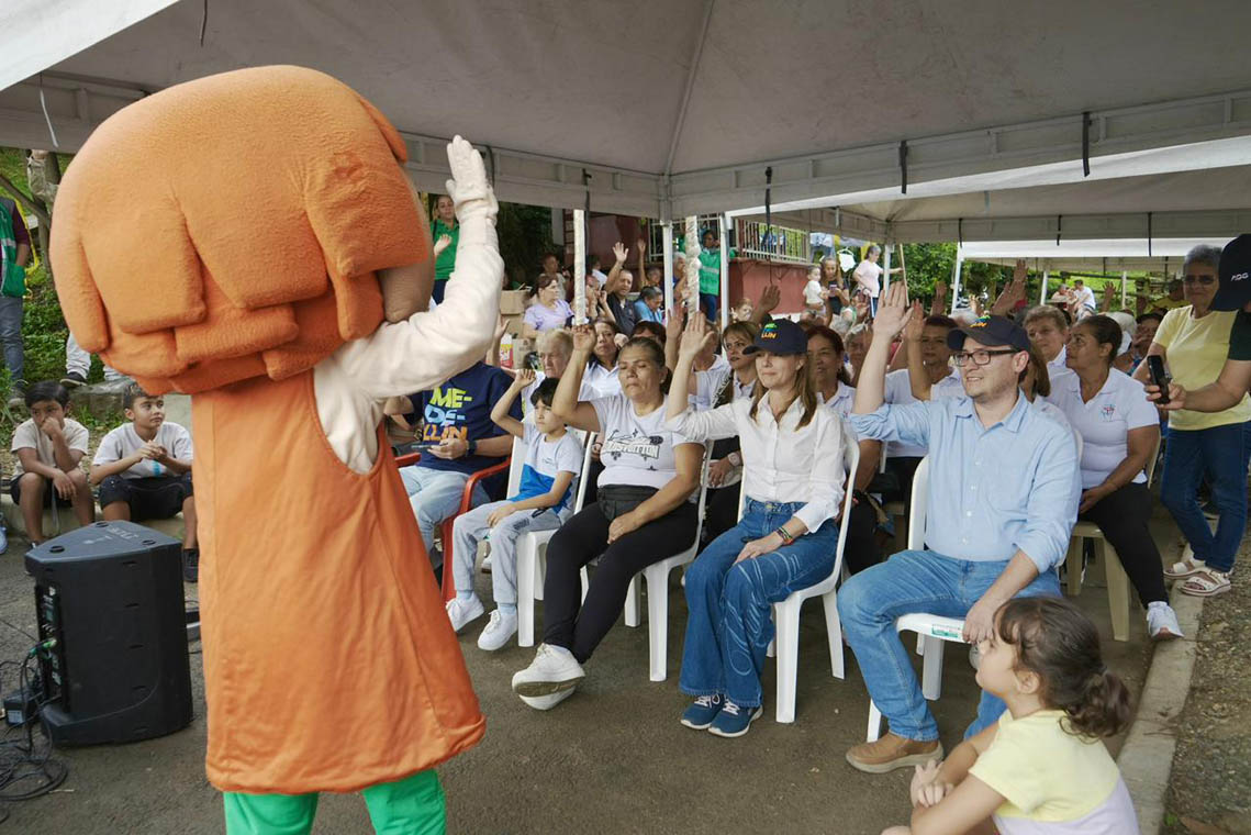 Imagen de Linda Calle con la comunidad