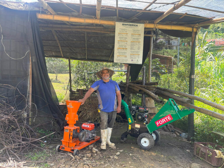 Imagen de agricultor con maquinaria