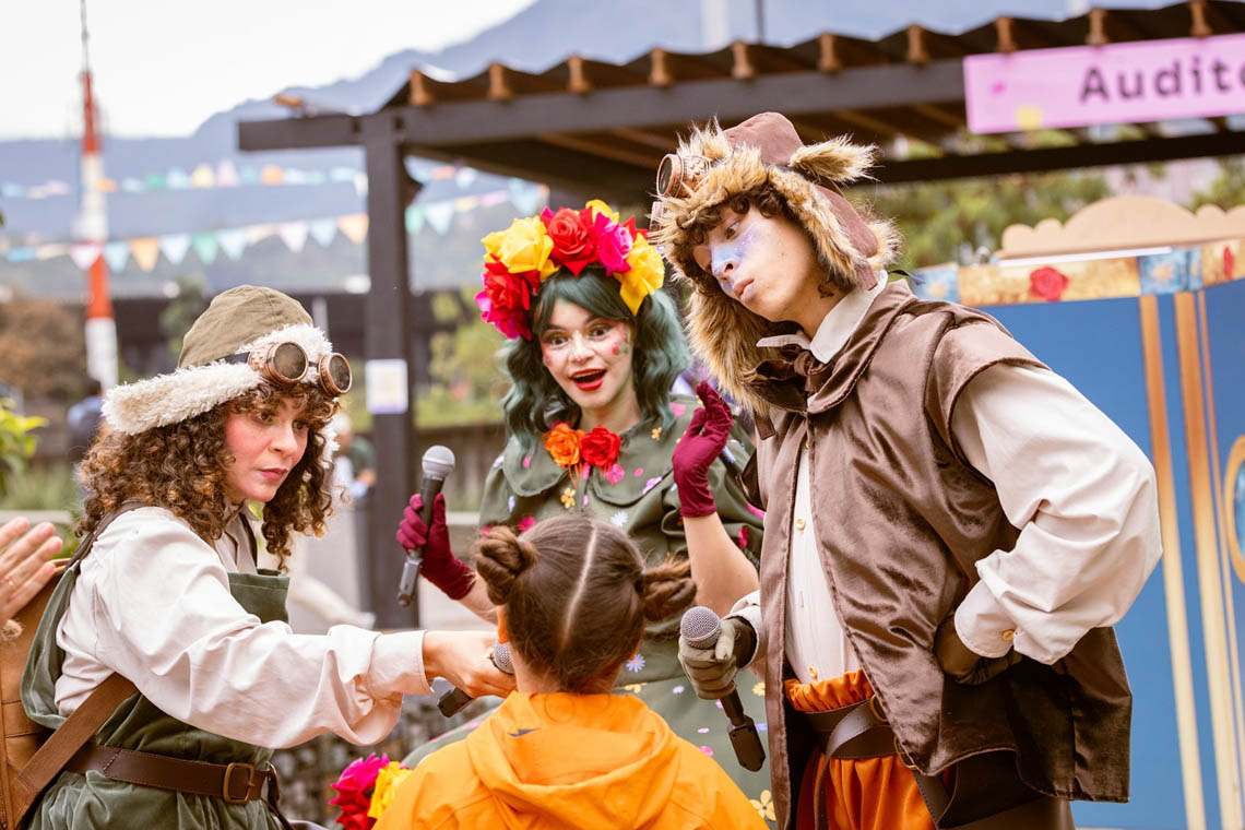 Imagen de comparsa cultural hablando con niño