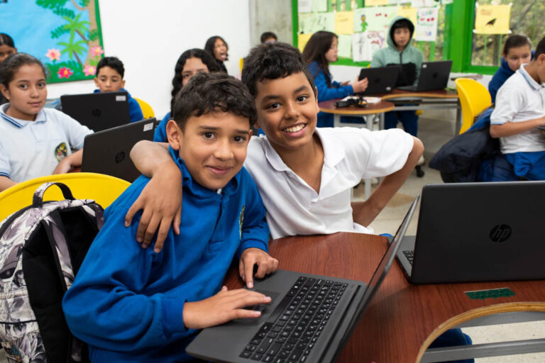 Imagen de dos estudiantes en aula de clase