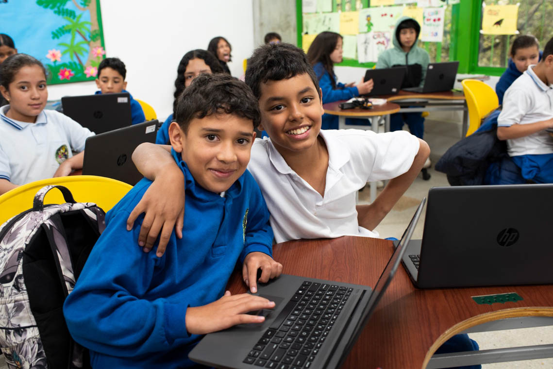 Imagen de dos estudiantes en aula de clase