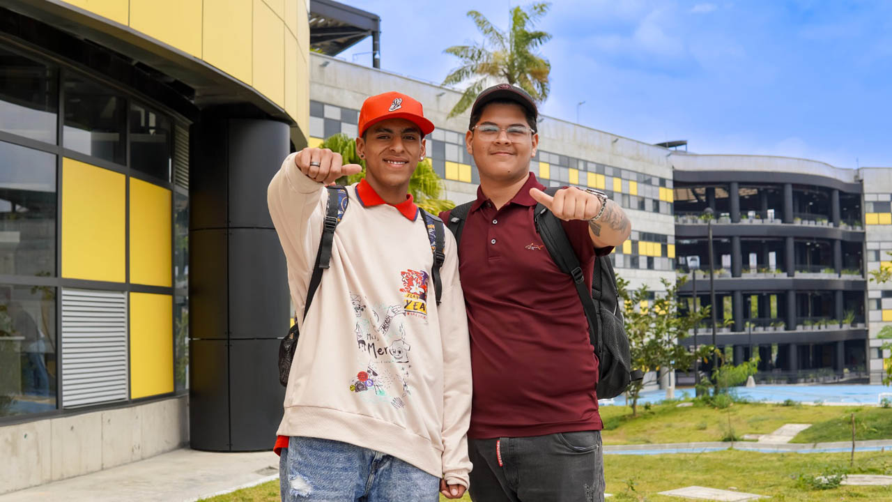 Imagen de dos jóvenes en el Colmayor