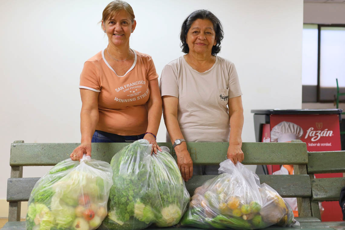 Imagen de dos mujeres con mercados de frutas y verduras