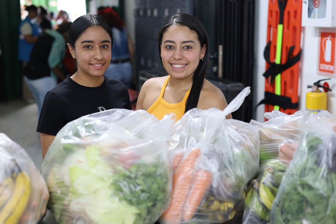 Imagen de dos mujeres con mercados