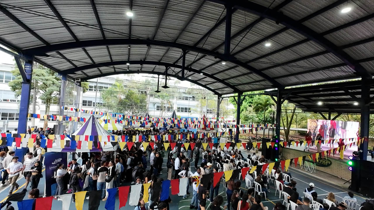 Imagen de estudiantes del ITM en placa deportiva