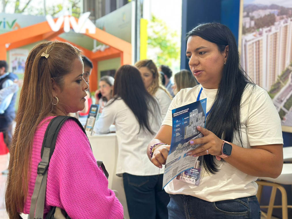 Imagen de funcionaria asesorando a ciudadana