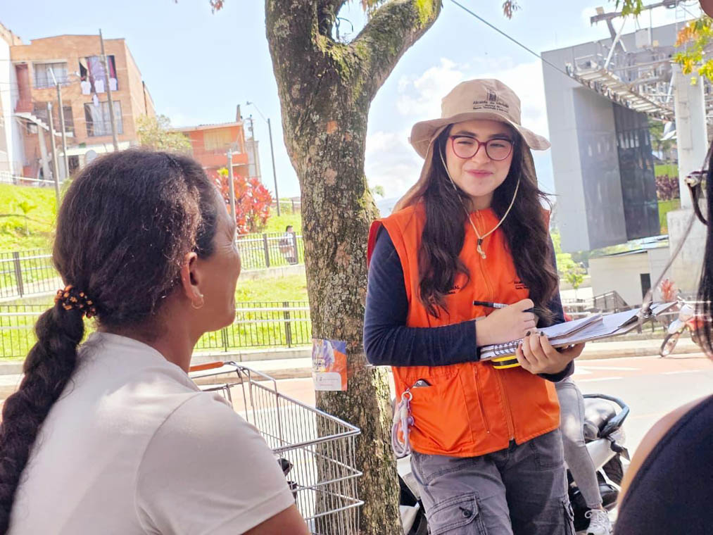 Imagen de funcionaria hablando con una ciudadana