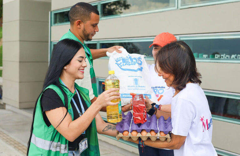 Imagen de funcionarios entregando un mercado en campaña Cero Hambre