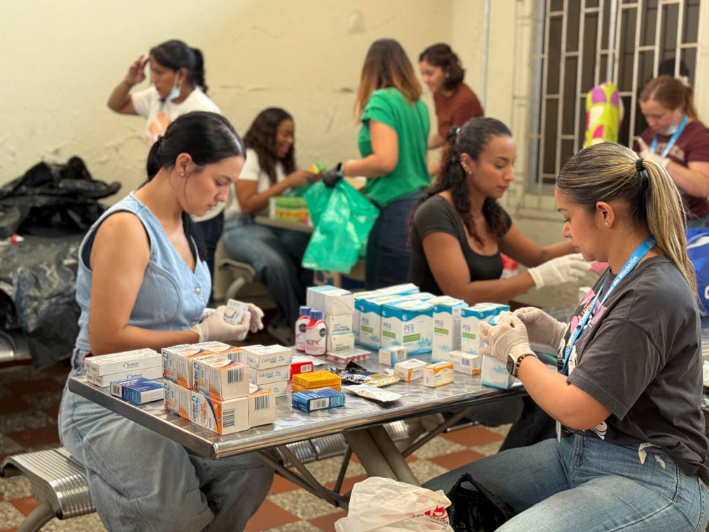 Imagen de funcionarios organizando medicamentos donados para damnificados por lluvias