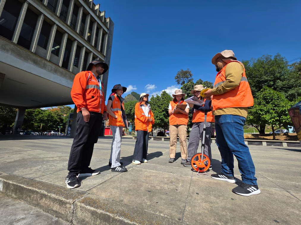 Imagen de funcionarios reunidos tomando nota