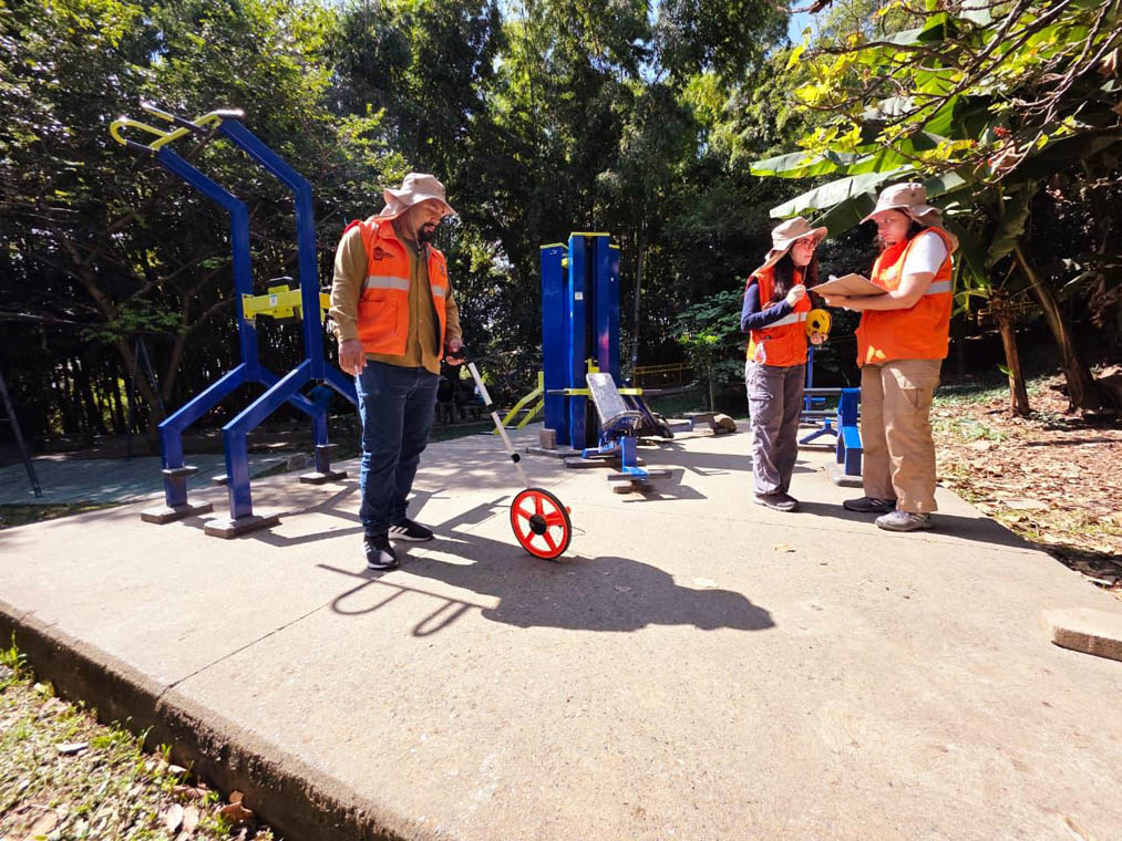 Imagen de funcionarios tomando medidas en un parque