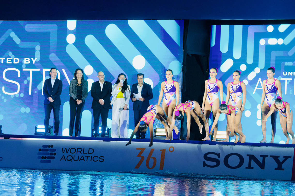 Imagen de grupo de deportistas y dirigentes en Copa Mundo de Natación Artística