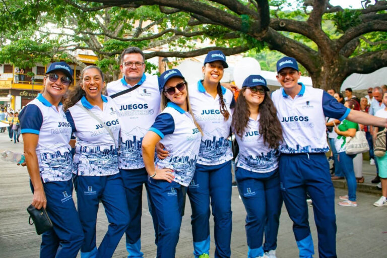 Imagen de grupo de docentes uniformados para justas deportivas