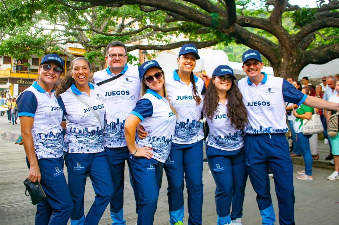 Imagen de grupo de docentes uniformados para justas deportivas