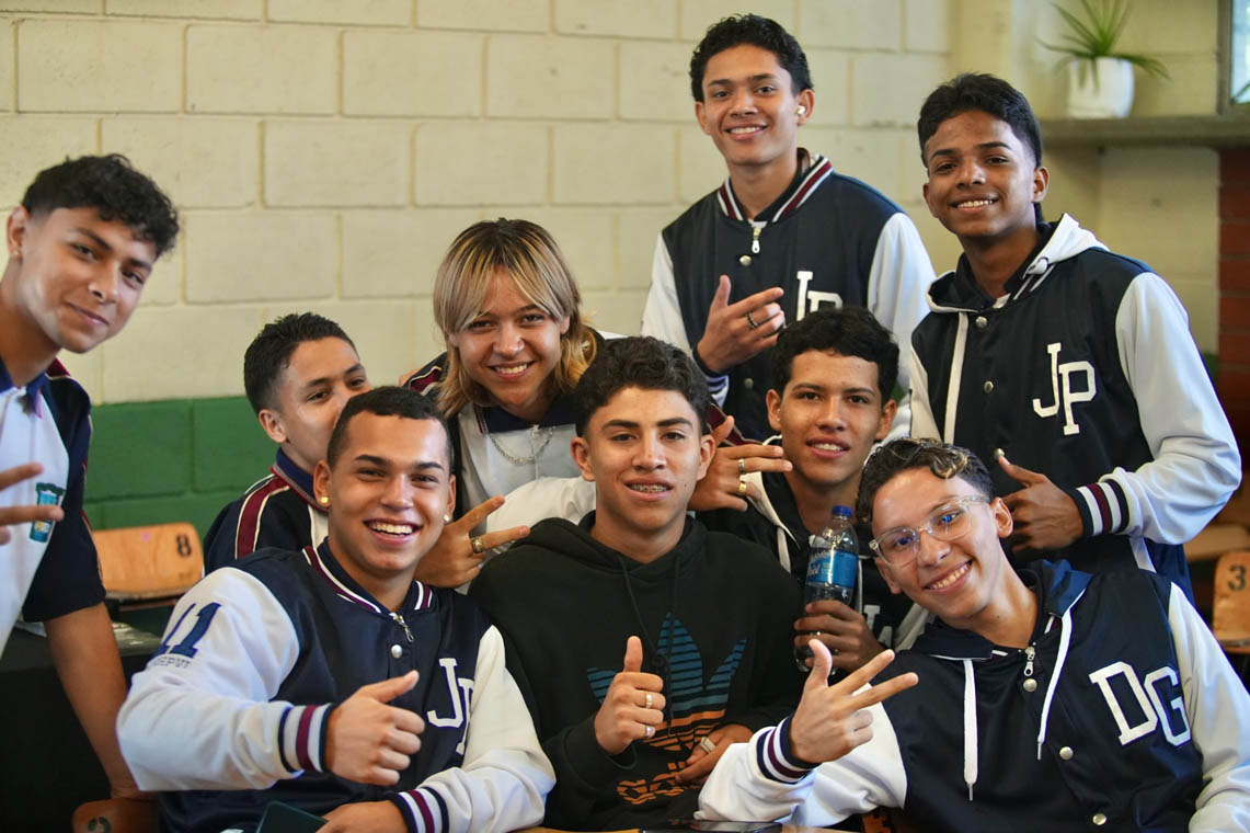 Imagen de grupo de estudiantes de colegio sonriendo