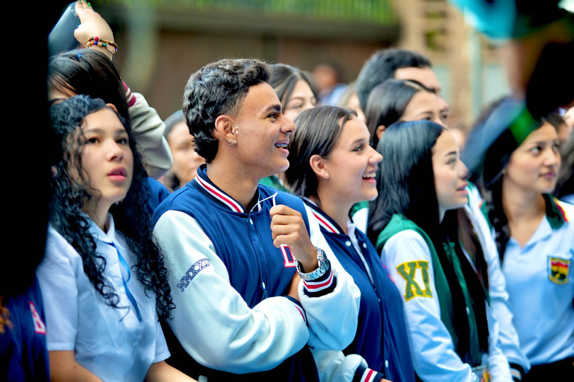 Imagen de grupo de estudiantes de colegio