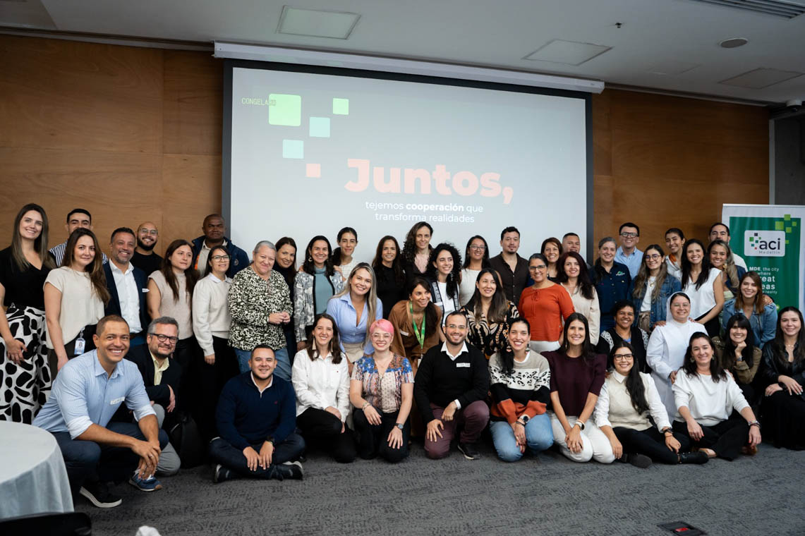 Imagen de grupo de personas reunidas en evento de la ACI