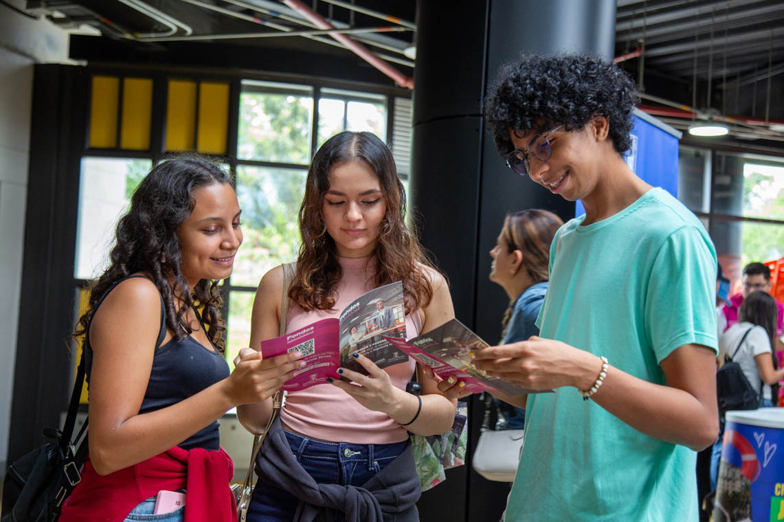 Imagen de jóvenes leyendo un volante