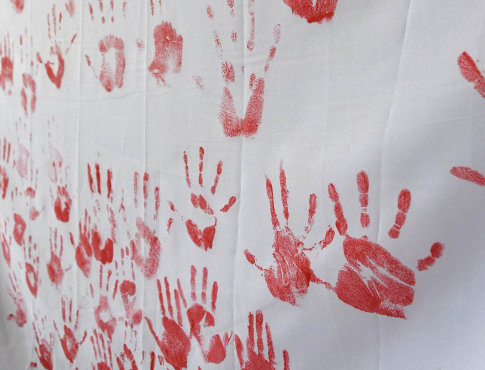 Imagen de manos rojas en mural