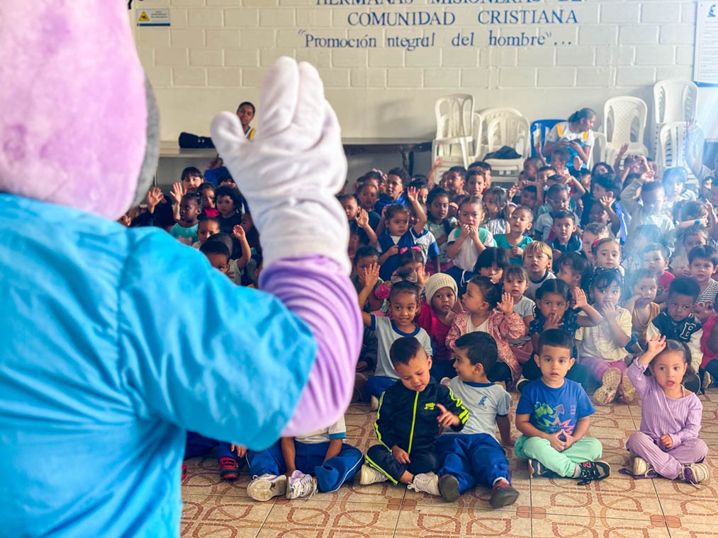 Imagen de mascota de campaña oral hablando con estudiante