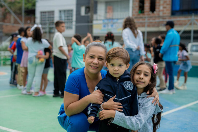 Imagen de mujer con sus hijos en placa deportiva
