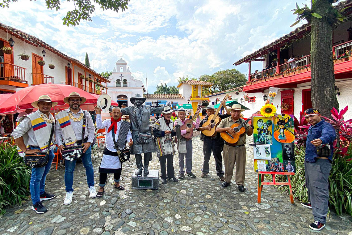 Imagen de músicos y artistas en Pueblito Paisa