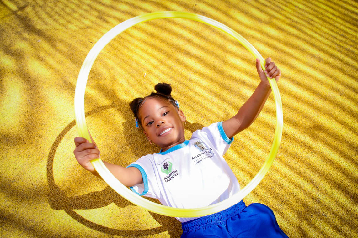 Imagen de niña jugando con un aro en Buen Comienzo