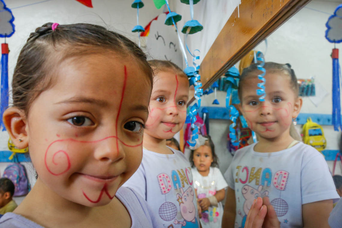 Imagen de niñas con caritas pintadas