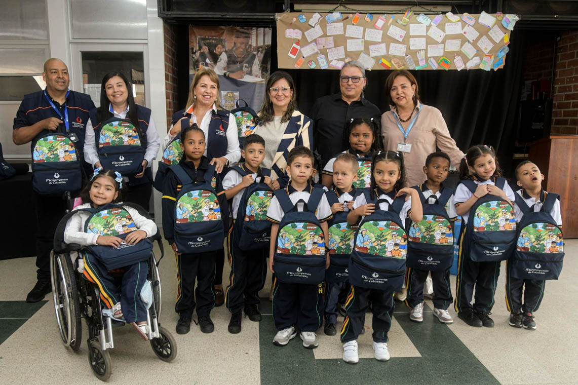 Imagen de niños con kit estudiantil