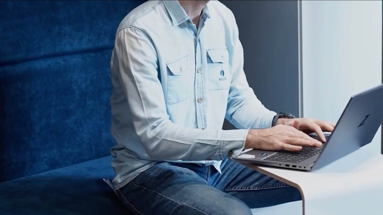 Imagen de persona en computador