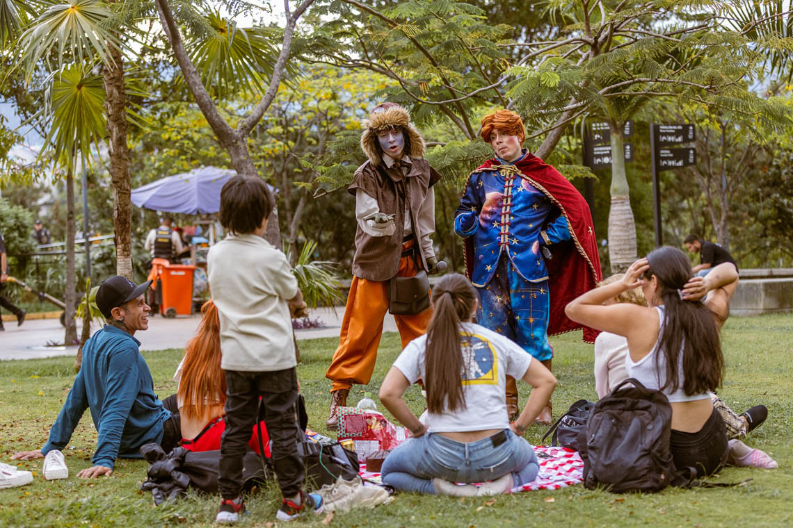 Imagen de personajes con disfraz del Principito con niños