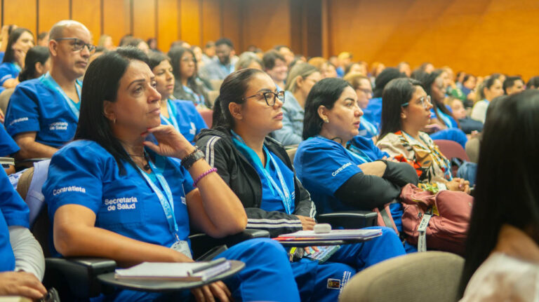 Imagen de personal de la salud en auditorio