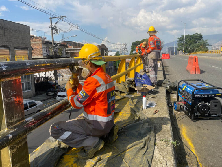 Imagen de personal pintando puentes