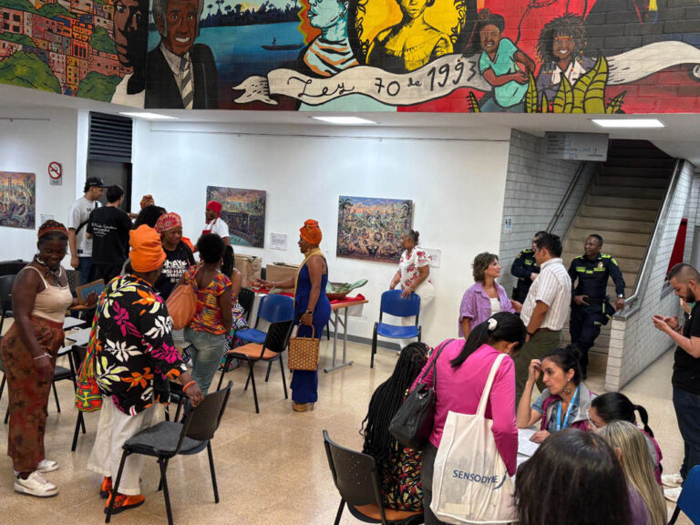 Imagen de personas de la comunidad en salón