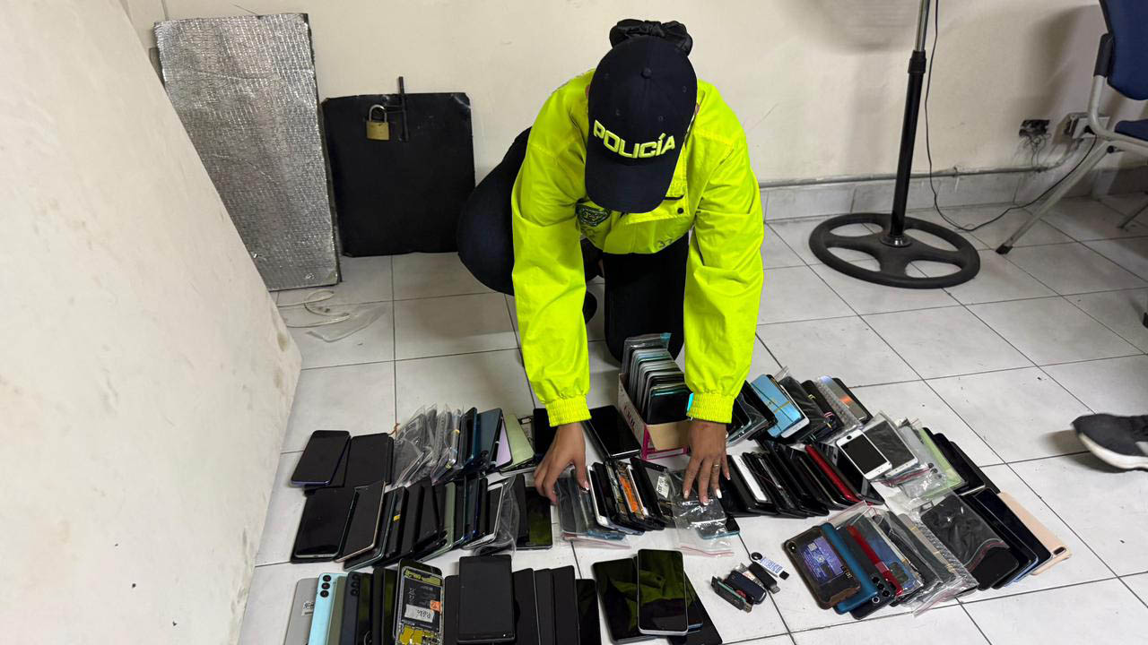 Imagen de policía revisando celulares