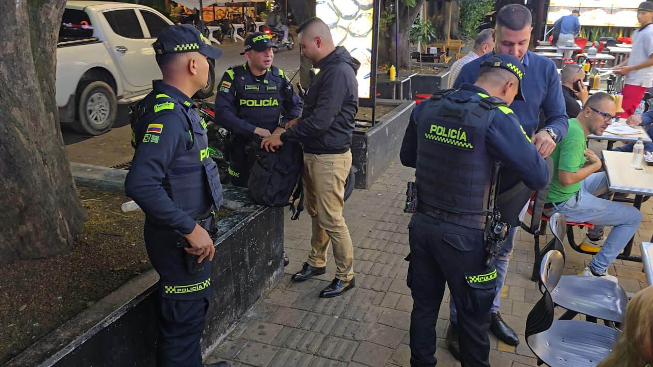 Imagen de policías realizando requisas