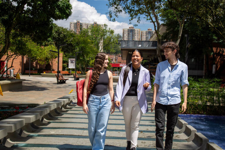 Imagen de tres jóvenes en la Universidad de Medellín