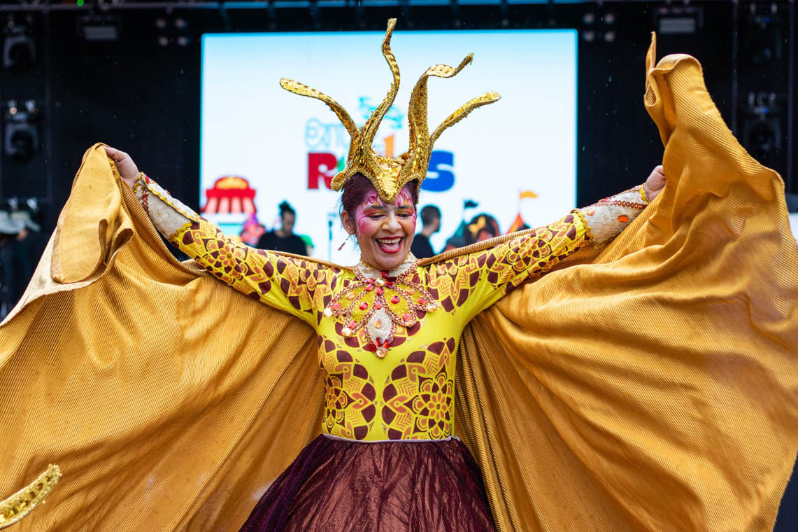 Imagen de una mujer que hace parte de una comparsa cultural