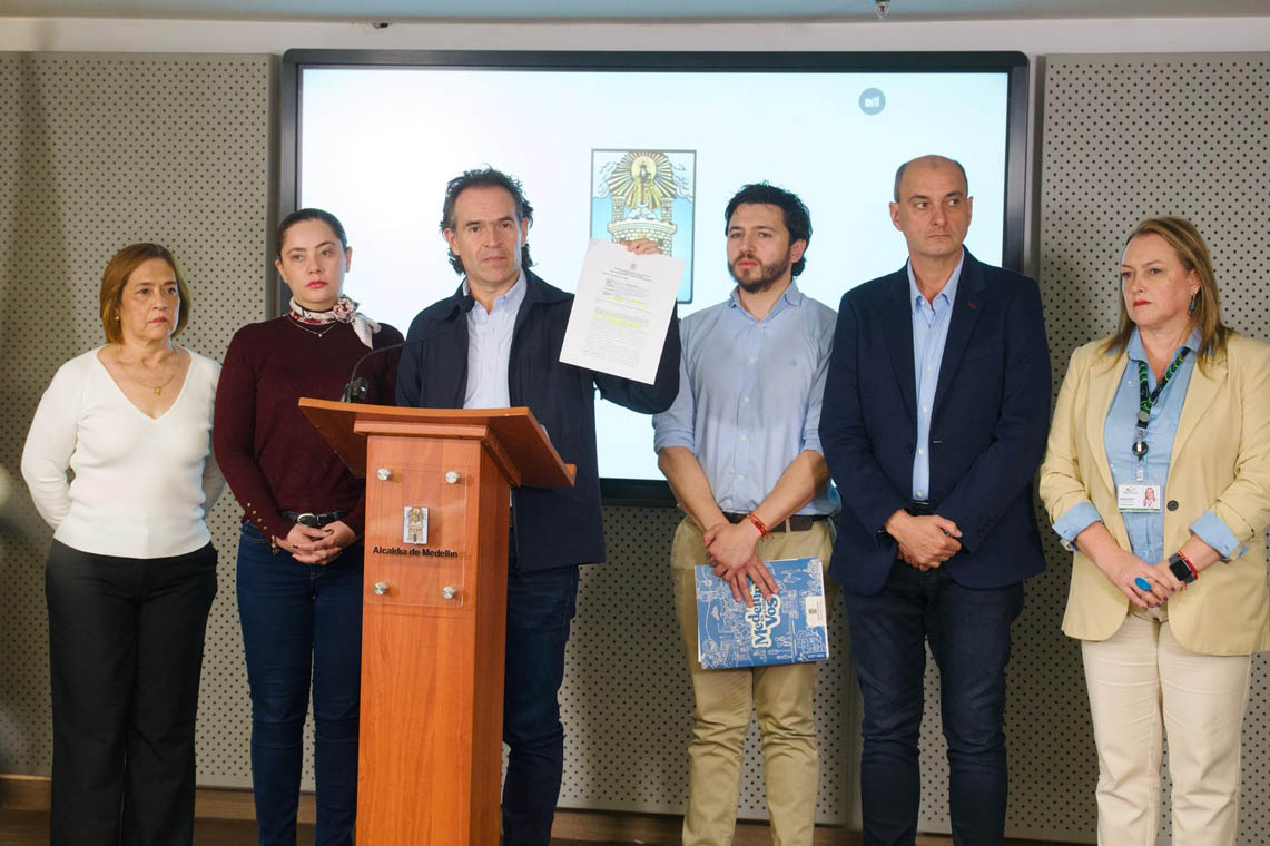 Imagen del Alcalde Federico Gutiérrez en rueda de prensa con parte del gabinete