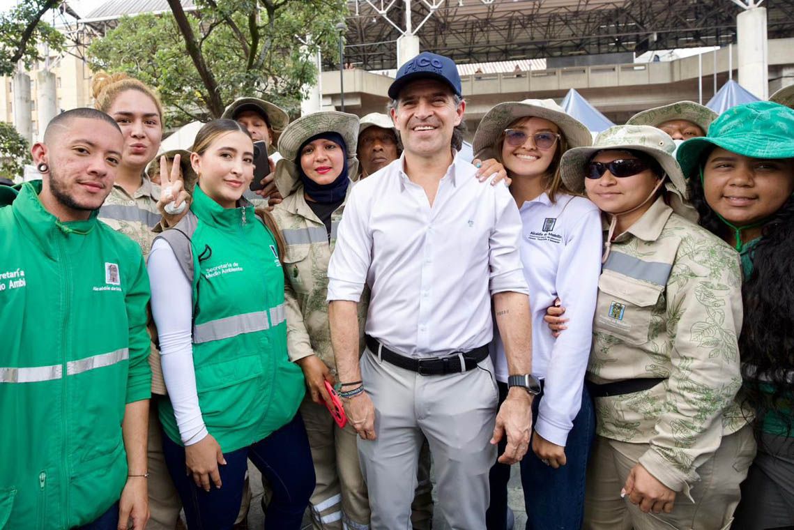 Imagen del Alcalde con funcionarios