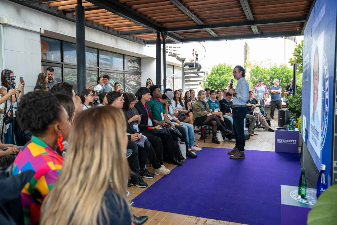 Imagen del Alcalde dando una charla