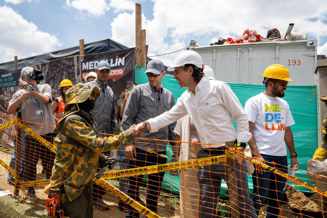 Imagen del Alcalde en obra saludando a obrero