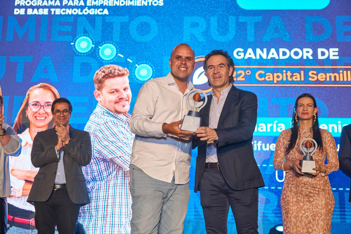 Imagen del Alcalde entregando una distinción en evento de Capital Semilla