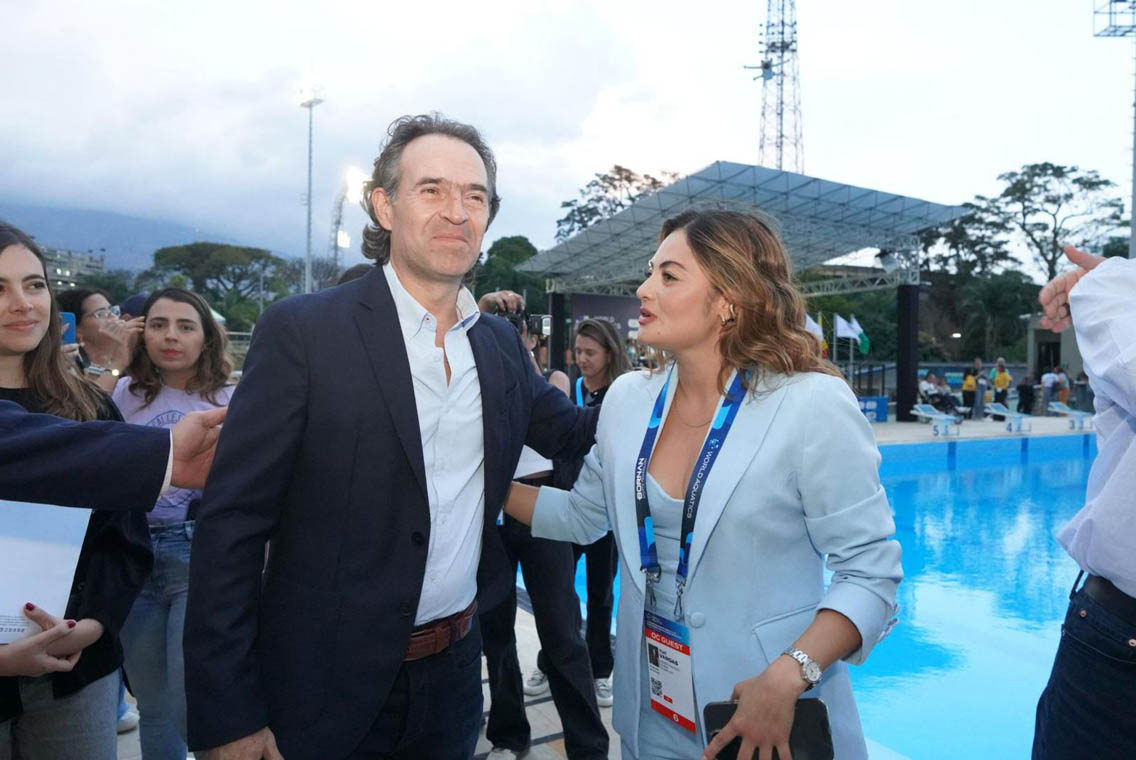 Imagen del alcalde Federico Gutiérrez con la actriz Yuri Vargas en complejo de natación