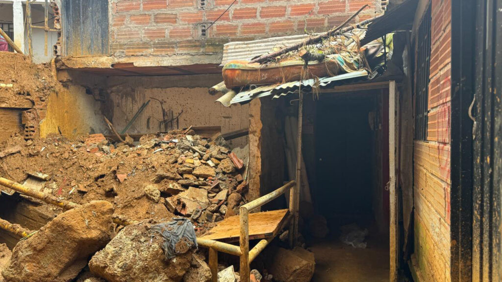 Imagen demolición de estructuras en Villatina (1)