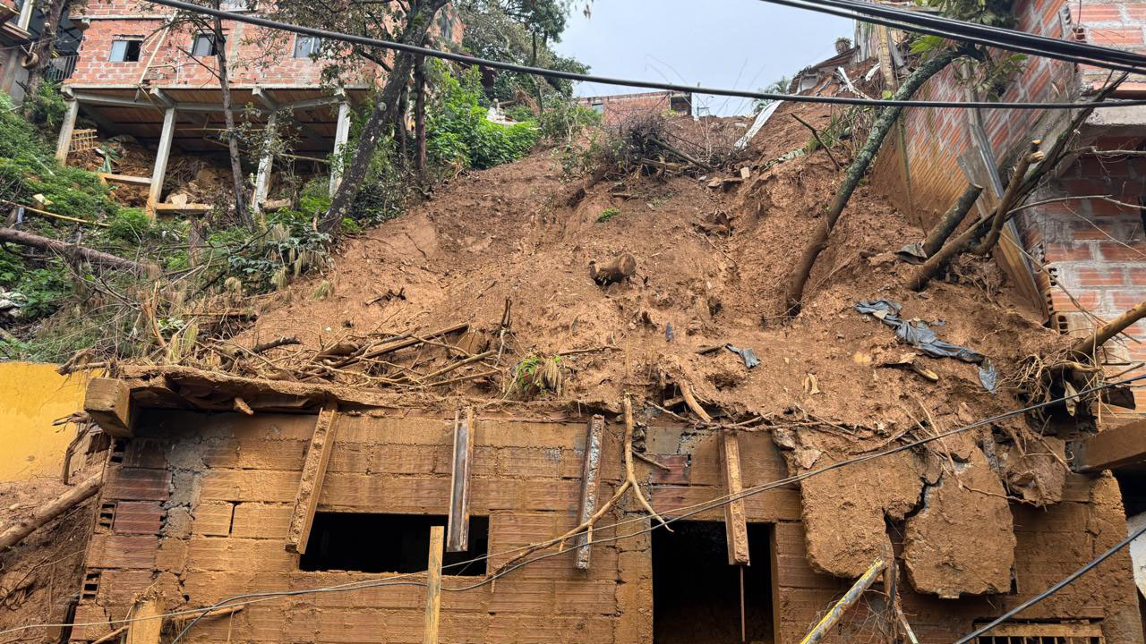 Imagen demolición de estructuras en Villatina (2)