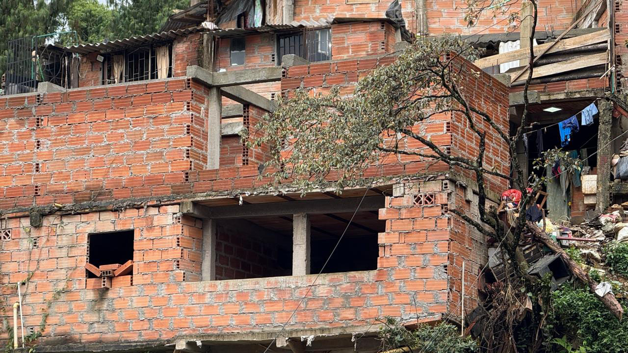 Imagen demolición de estructuras en Villatina (3)