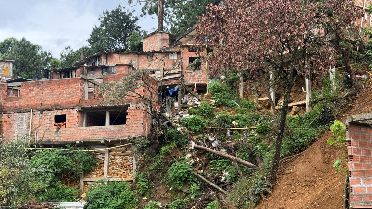 Imagen demolición de estructuras en Villatina (4)